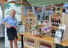 Elena Schulp, de nieuwe generatie van Schulp Vruchtensappen, schenkt sapjes voor de bezoekers
